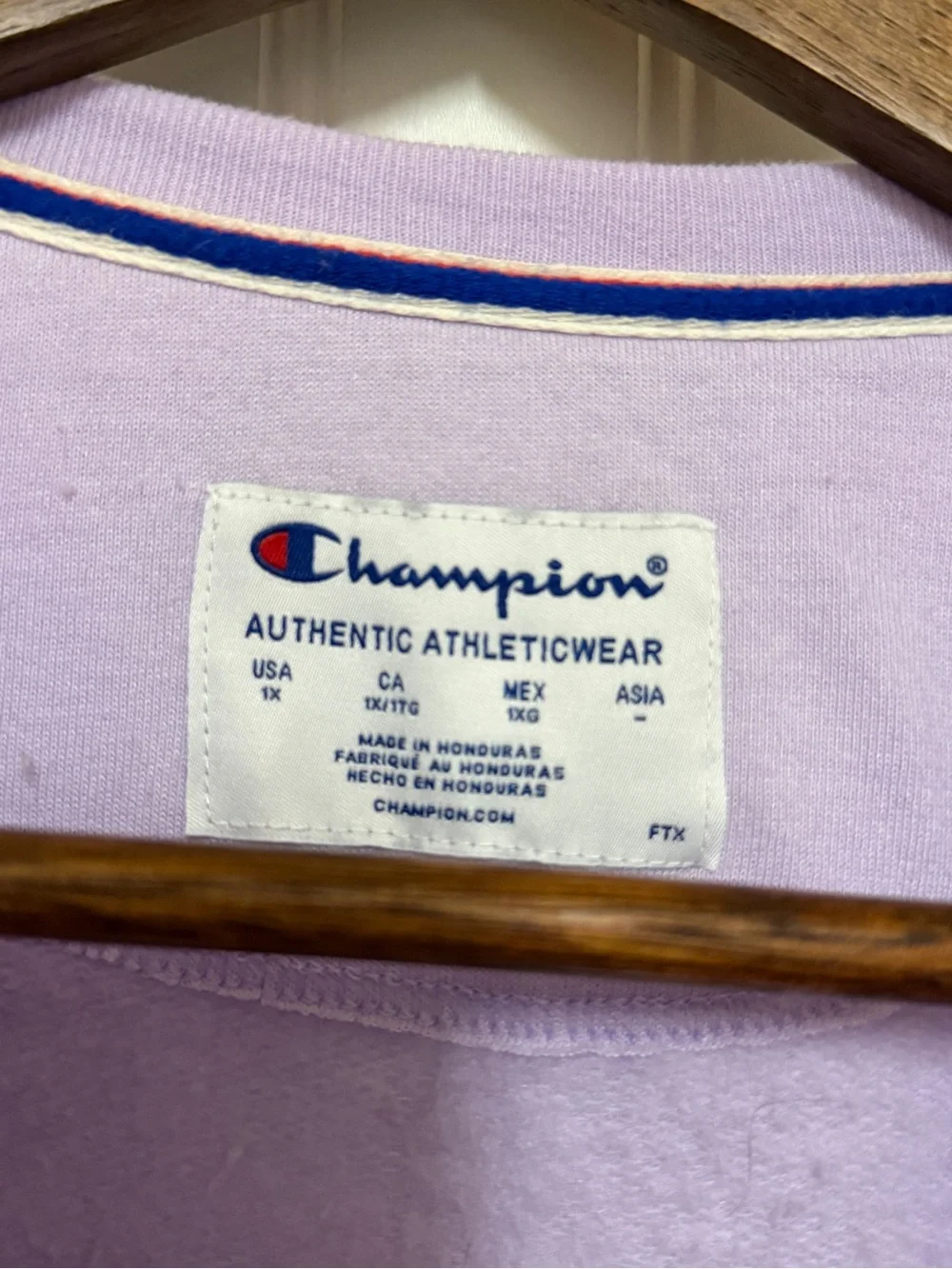 Champion Women's Iridescent Crewneck Sweatshirt Size 1X Purple Lilac Logo *Flaw*